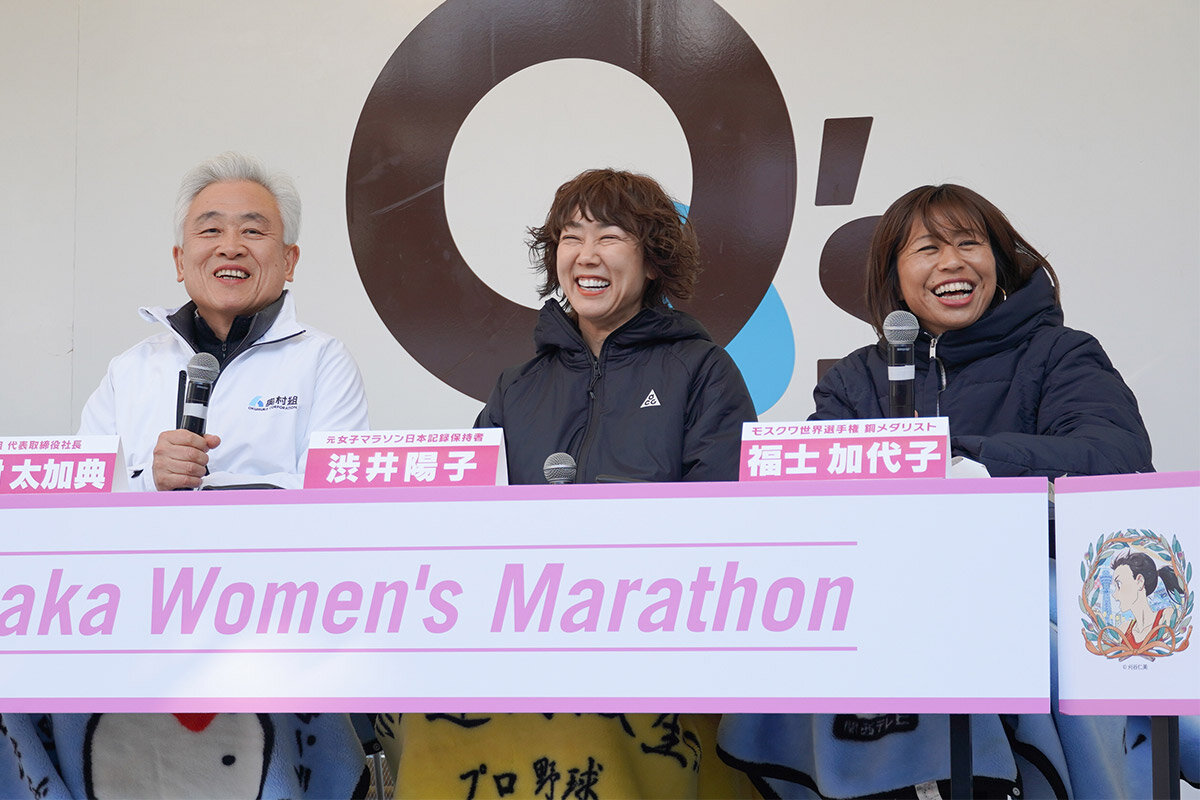 左から、奥村組・奥村太加典社長、渋井陽子さん、福士加代子さん（2026年1月・大阪市内）