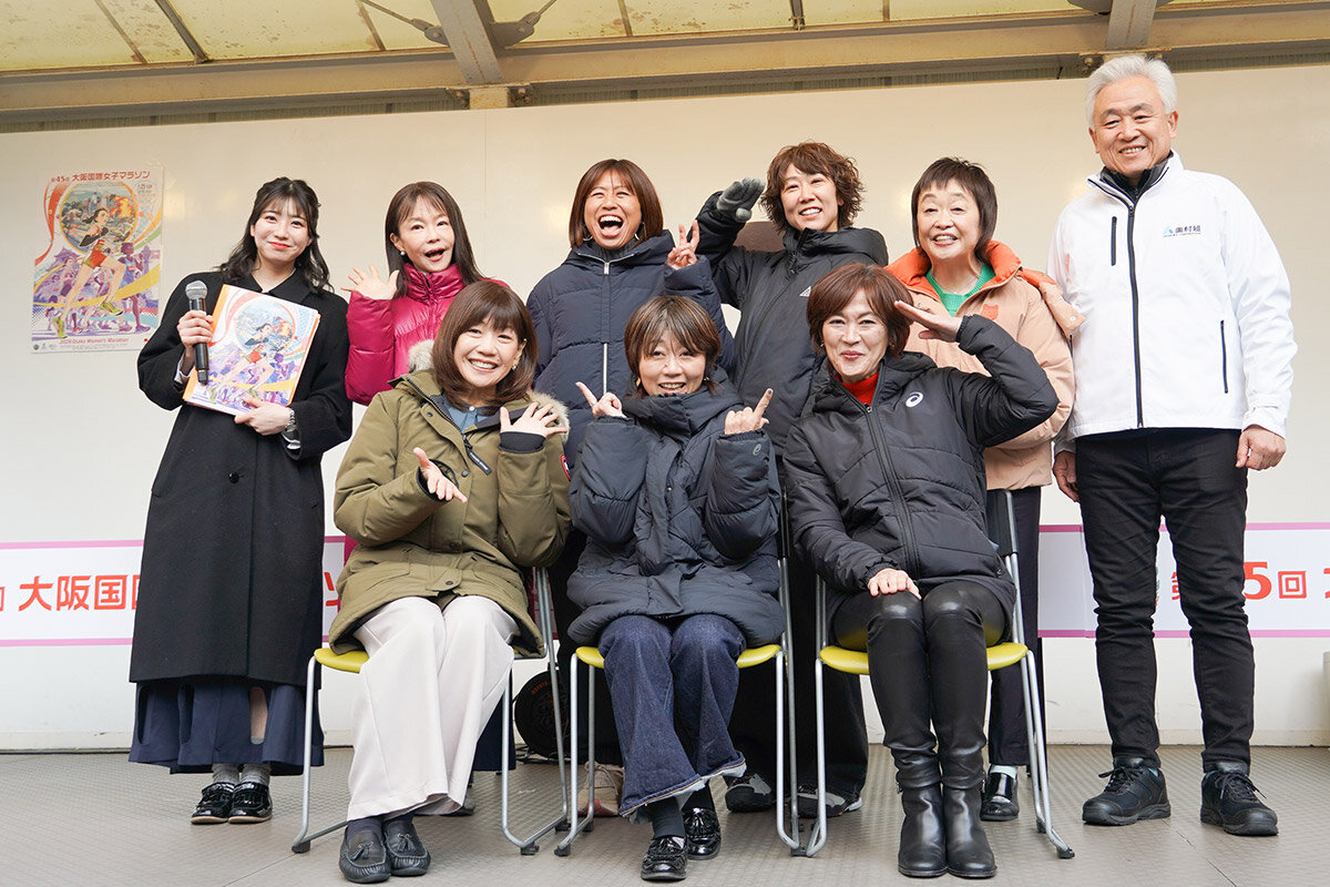 この日は大阪にレジェンドが大集結、前方左から高橋尚子さん、野口みずきさん、有森裕子さん。後方左より、田中友梨奈アナウンサー（カンテレ）、千葉真子さん、福士加代子さん、渋井陽子さん、増田明美さん、奥村組・奥村太加典社長（2026年1月・大阪市内）