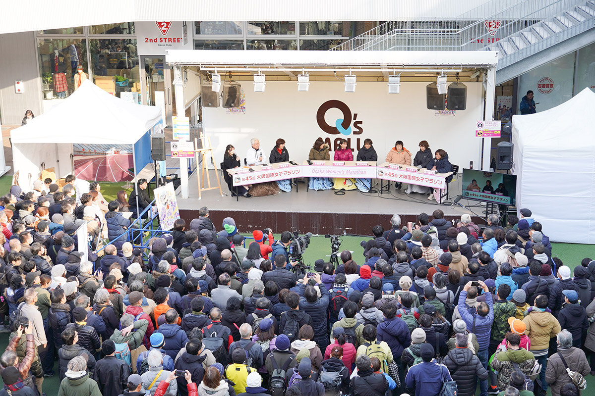 レジェンドメンバーが集まった商業施設「もりのみやキューズモールBASE」（大阪市中央区）の様子（2026年1月）