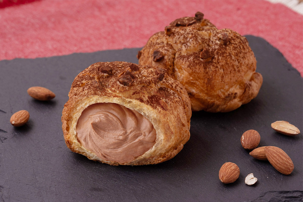 濃厚でなめらかな口どけのショコラクリームがポイント、2月限定の「生チョコシュー」（340円・税込）