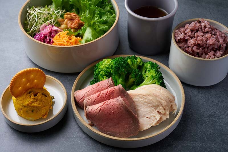 通常17,45円が期間中は1,355円で販売される「GUILT-FREE PLATE Beef+Chicken高タンパク合盛やみつきタレ」