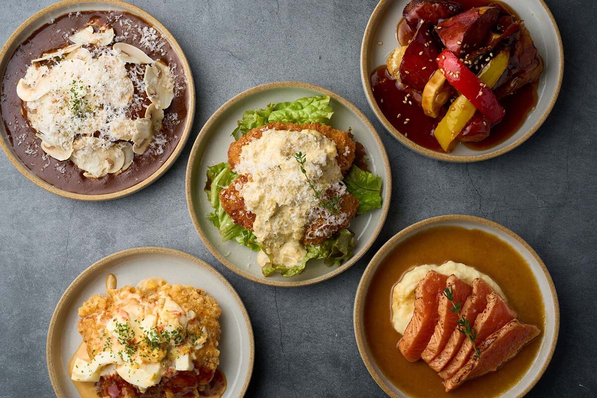 選べるメインは、「サーモンフライ トリュフと木ノ子のタルタルソース」「鯖（さば）とごろごろ野菜の竜田揚げ 黒酢あんかけ」「粗挽（び）きハンバーグ ポルチーニマッシュルームソース」など全6種