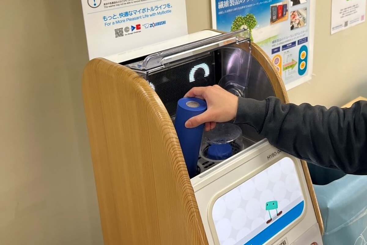 関西大学千里山キャンパスへ移設されたマイボトル洗浄機で洗浄する様子