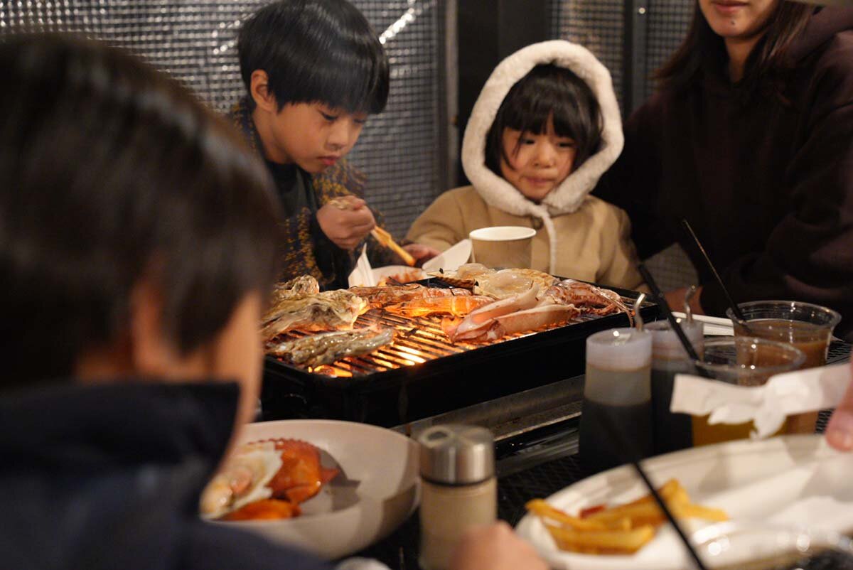 カキ小屋で海鮮BBQを楽しんでいる様子