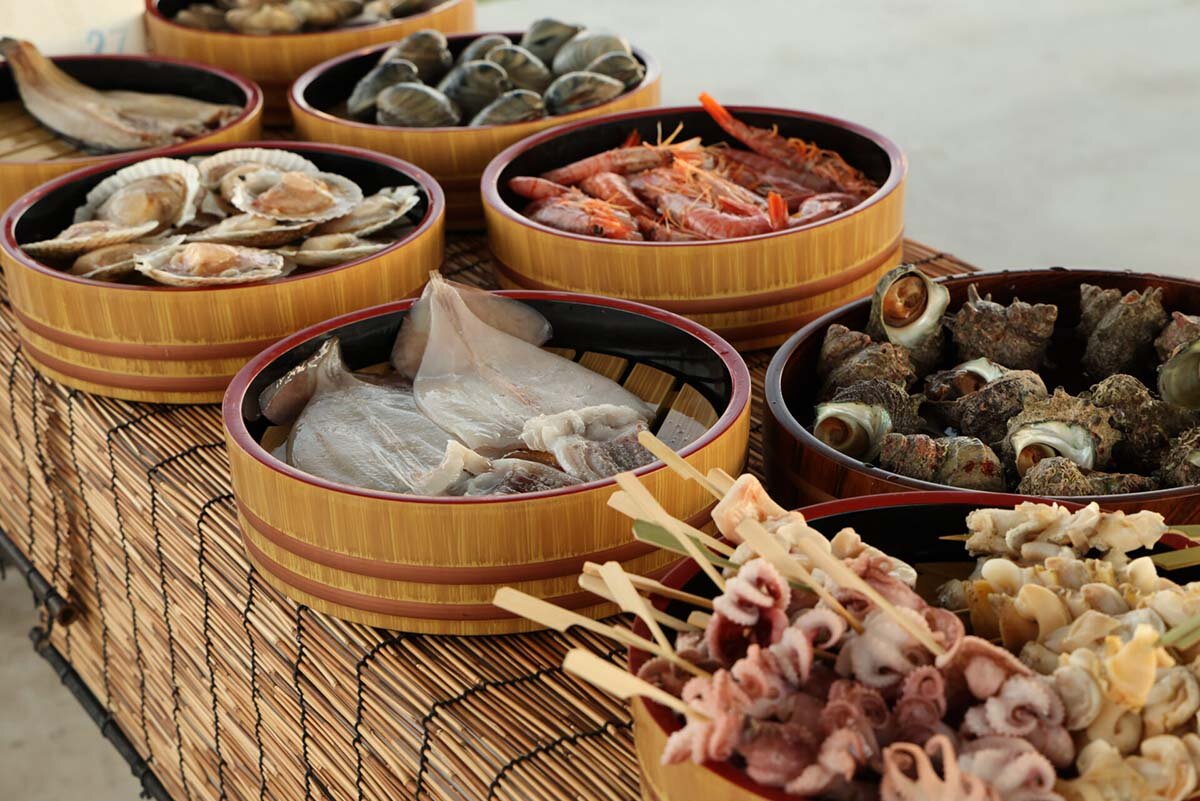 白ハマグリ、ホタテ、海鮮串、干物、イワシ明太など、海鮮好きにはうれしい海鮮食材が多数