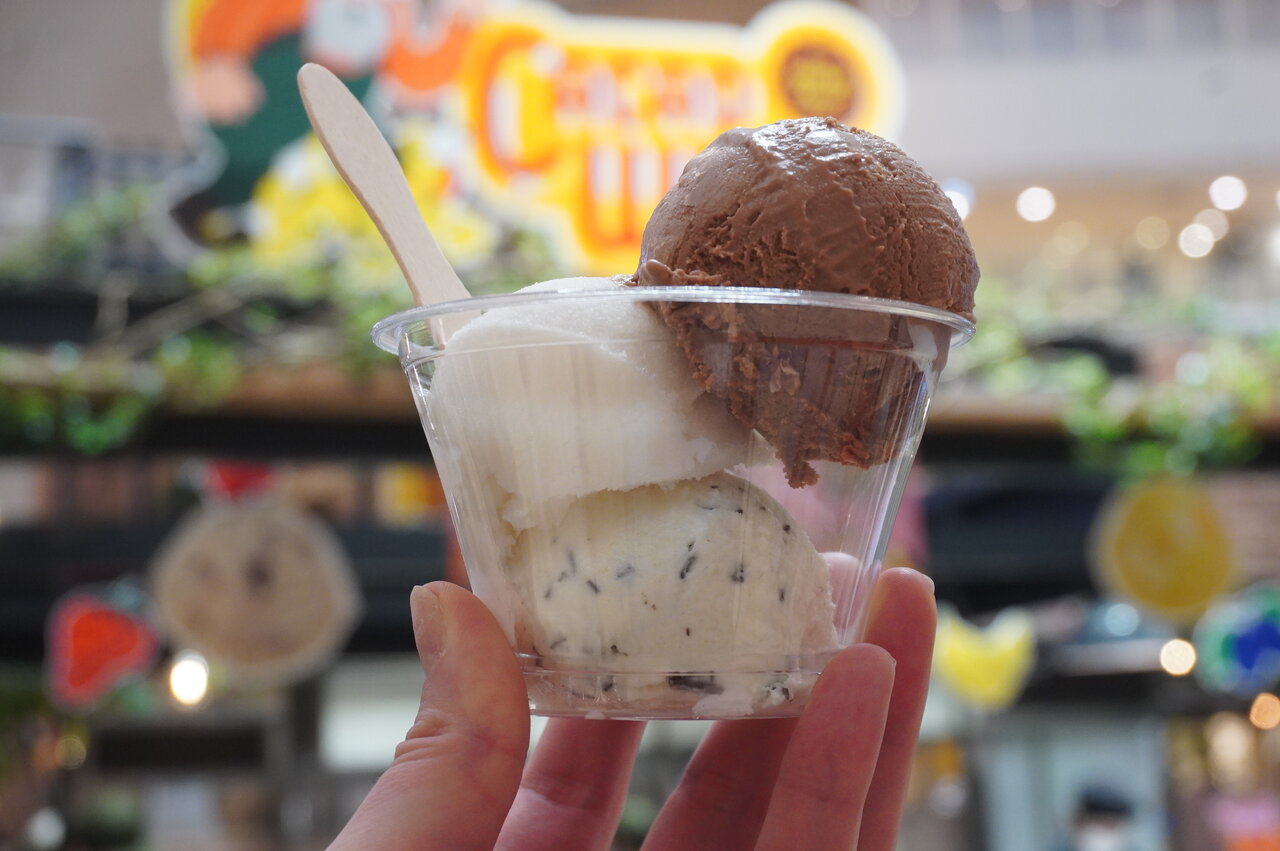 アイスは３スクープまで自由に選ぶことができる。写真は上からチェンマイ70%、カカオパルプソルベ、、沖縄バナナのパロパリチョコレートジェラート