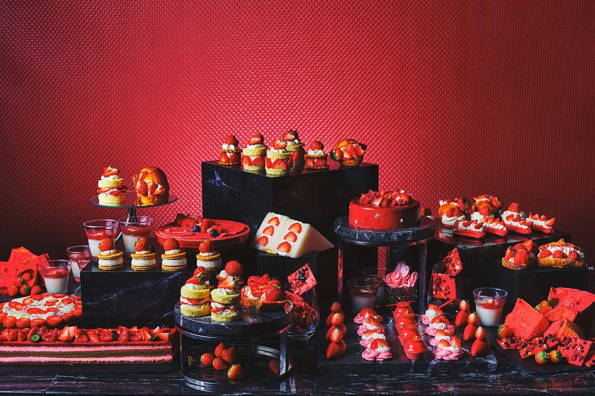 コンラッド大阪　「アトモス・イタリアンダイニング」の「“ジ・エレガント レッド”ストロベリースイーツビュッフェ」