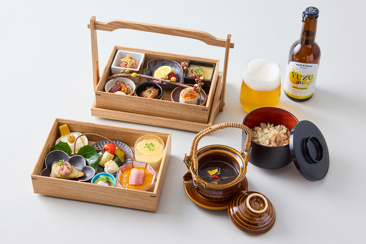 「人参ムース有田みかんジュレ～鴨のコンフィ添え～」など12種の小鉢と、季節の炊き込みご飯と土瓶蒸しがセットになったランチメニュー