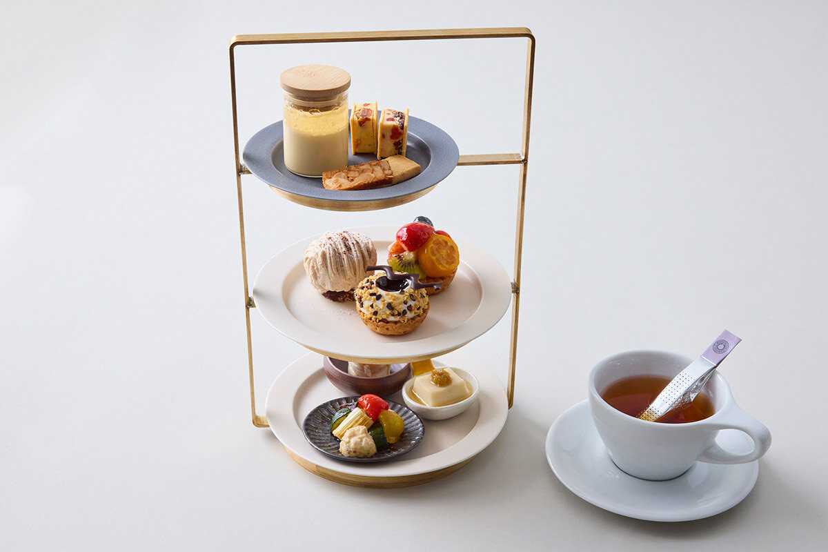 紅南高梅や有田生山椒を使用したデザート6種、地元野菜を使用したセイボリー3種が付いたアフタヌーンティー