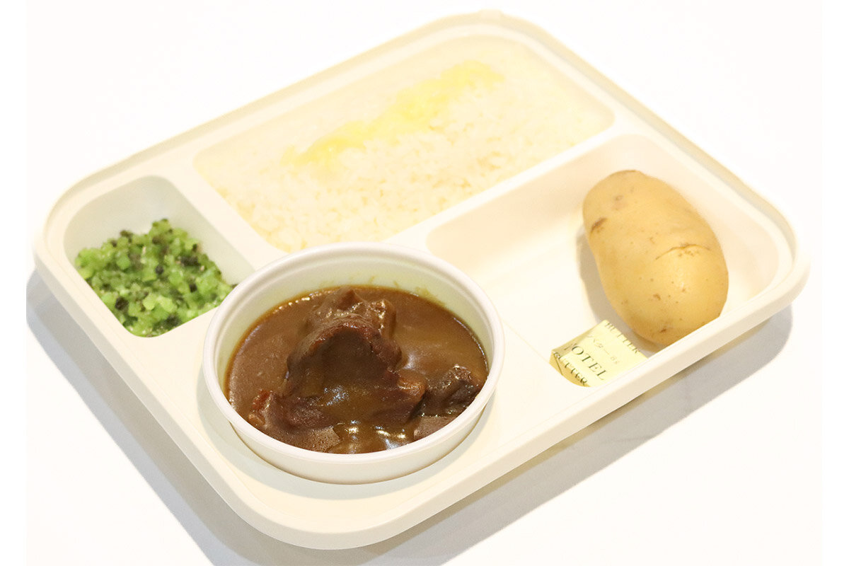 『日本ロケ弁大賞』第1回 大賞、第2回 殿堂入りのオーベルジーヌ「ビーフカレー（中辛）」（各日販売予定数100、ひとり5個まで、1,696円・税込）