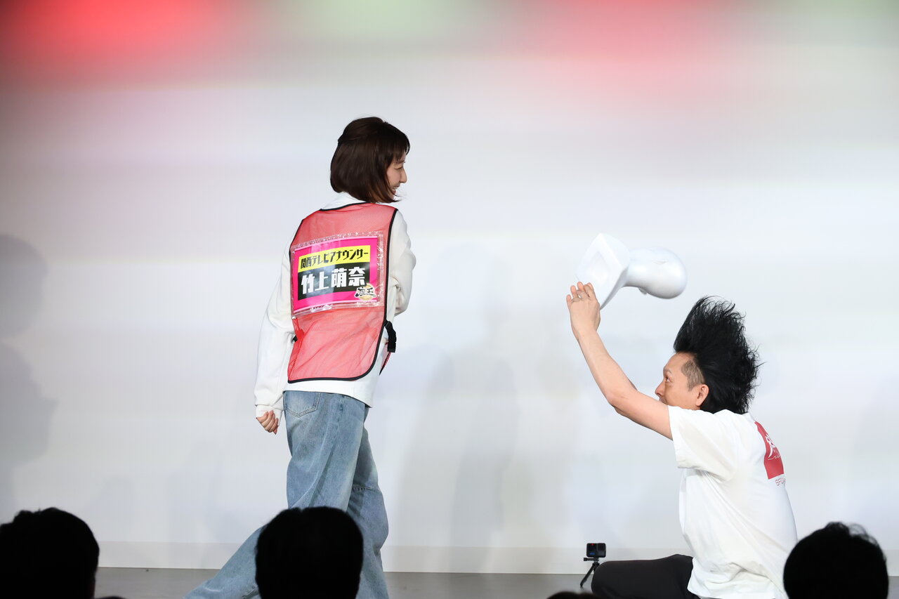 左から）竹上萌奈アナウンサー、ミサイルマン 岩部