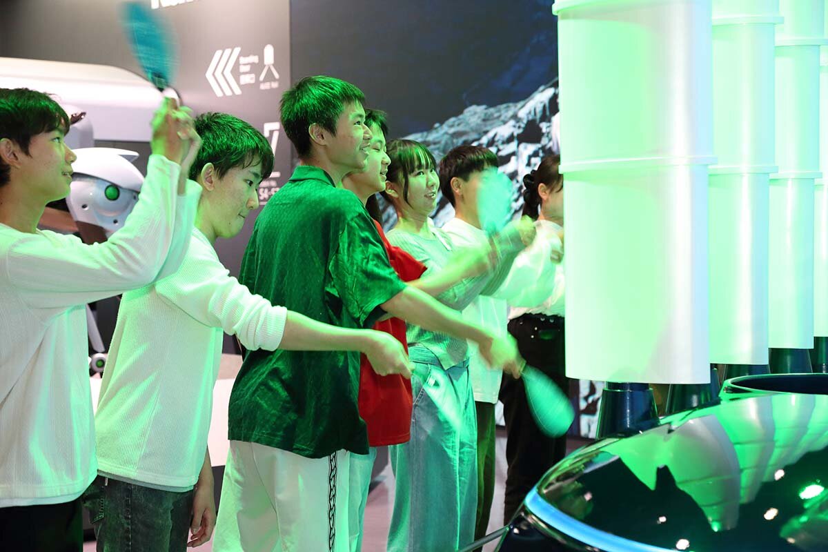 万博会場で「ウインドハンター」を体験している様子