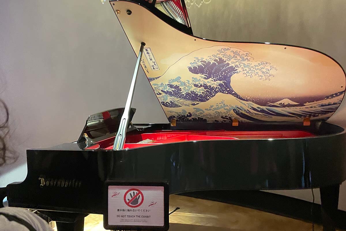「大阪・関西万博」オーストリアパビリオンで、自動演奏して来場者を迎え入れていたグランドピアノ