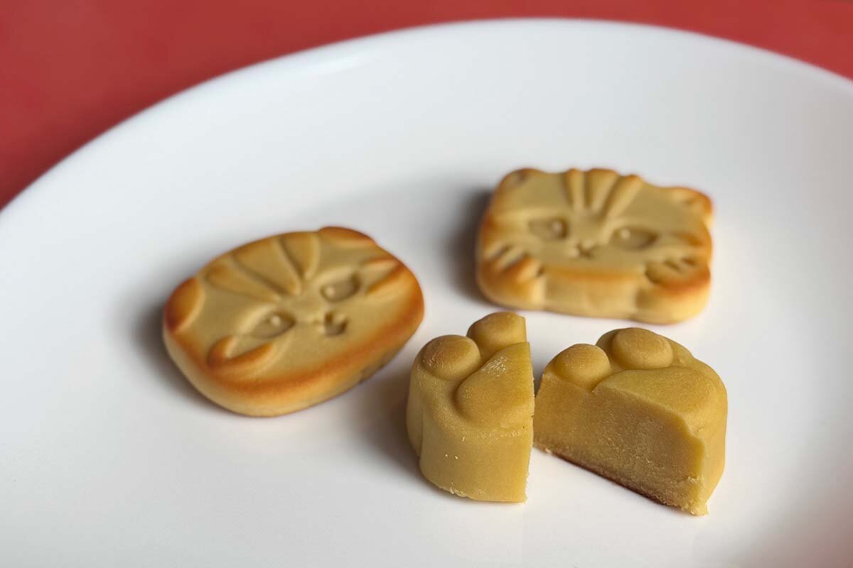 ビジュアルからかわいい、「ふたごのねこまんじゅうきゃにゃめるあん（2個入）」（上・195円）と「肉球すいーとぽてと」（198円）