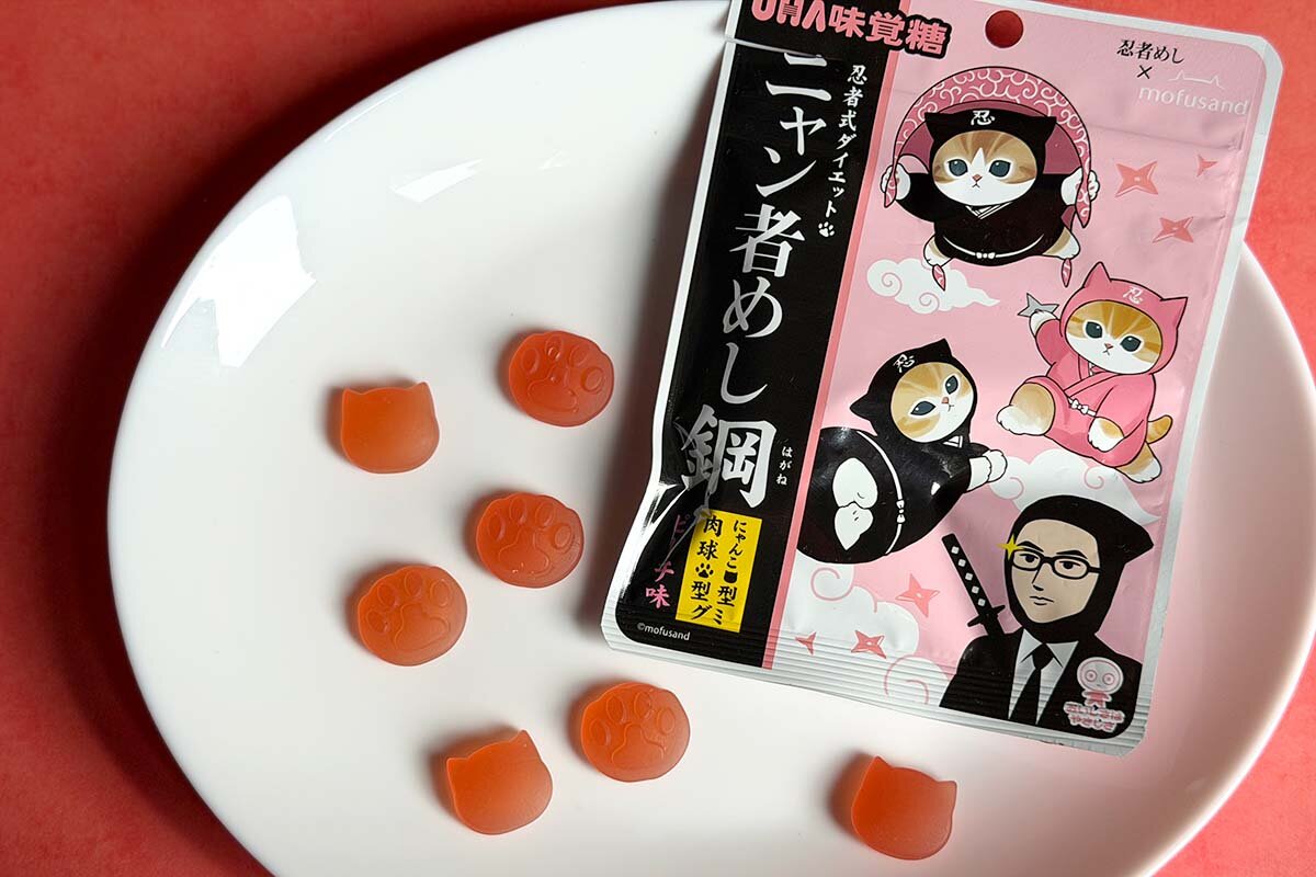 肉球とねこの顔がかたどられた「ニャン者めし鋼 ピーチ味」（183円）