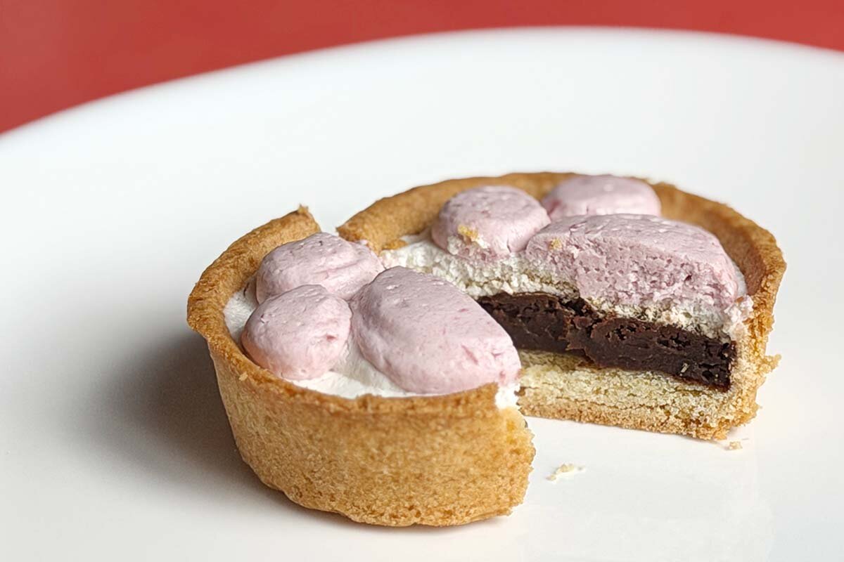 タルト生地のサクッと感、チョコカスタードのもっちりさが楽しい「肉球タルト（いちご＆チョコ）」（248円）