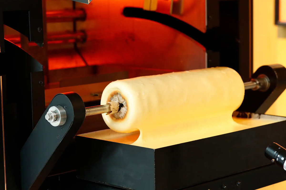 焼きたてふわふわが味わえる、世界初のバウムクーヘン専用AI焼成機「THEO（テオ）」