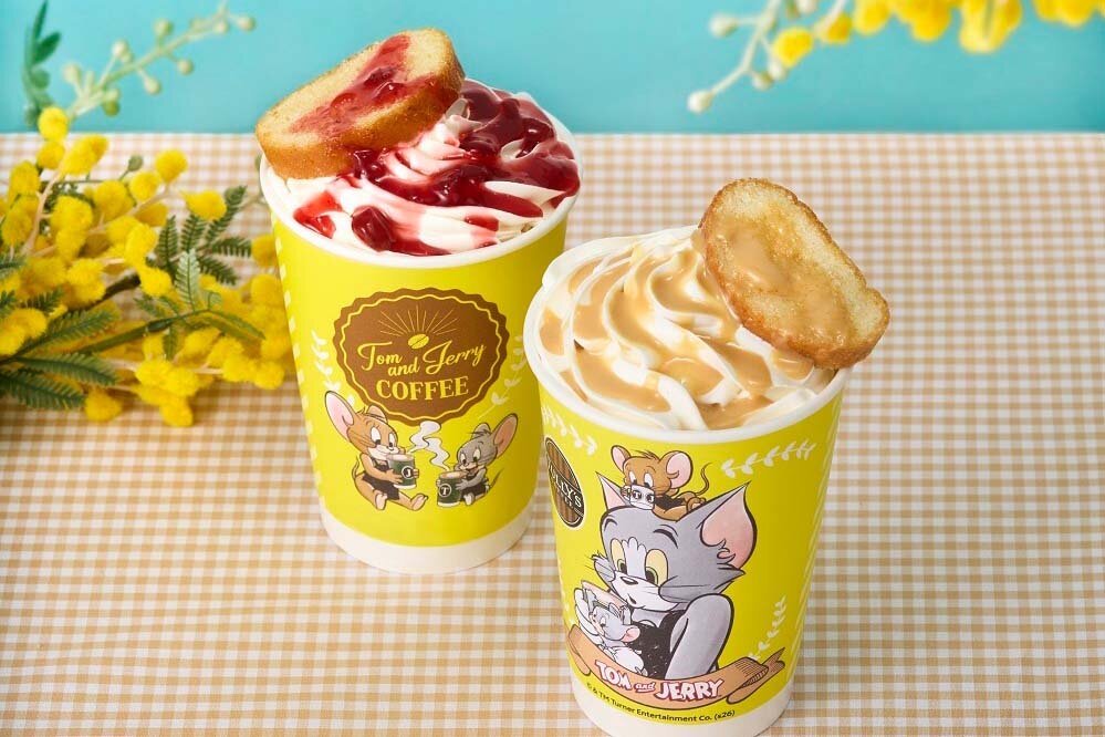 左から「＆TEA さくさくラスクのストロベリーロイヤルミルクティー」「さくさくラスクのピーナッツバターラテ」（各750円）