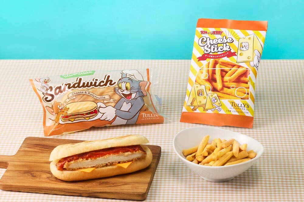 左から「トムとジェリー パニーニ風カツサンド ～チーズ＆ラタトゥイユ～」（495円）、「トムとジェリー チーズ味カリカリスティック」（320円）　「トムとジェリー」2026年版タリーズコラボより