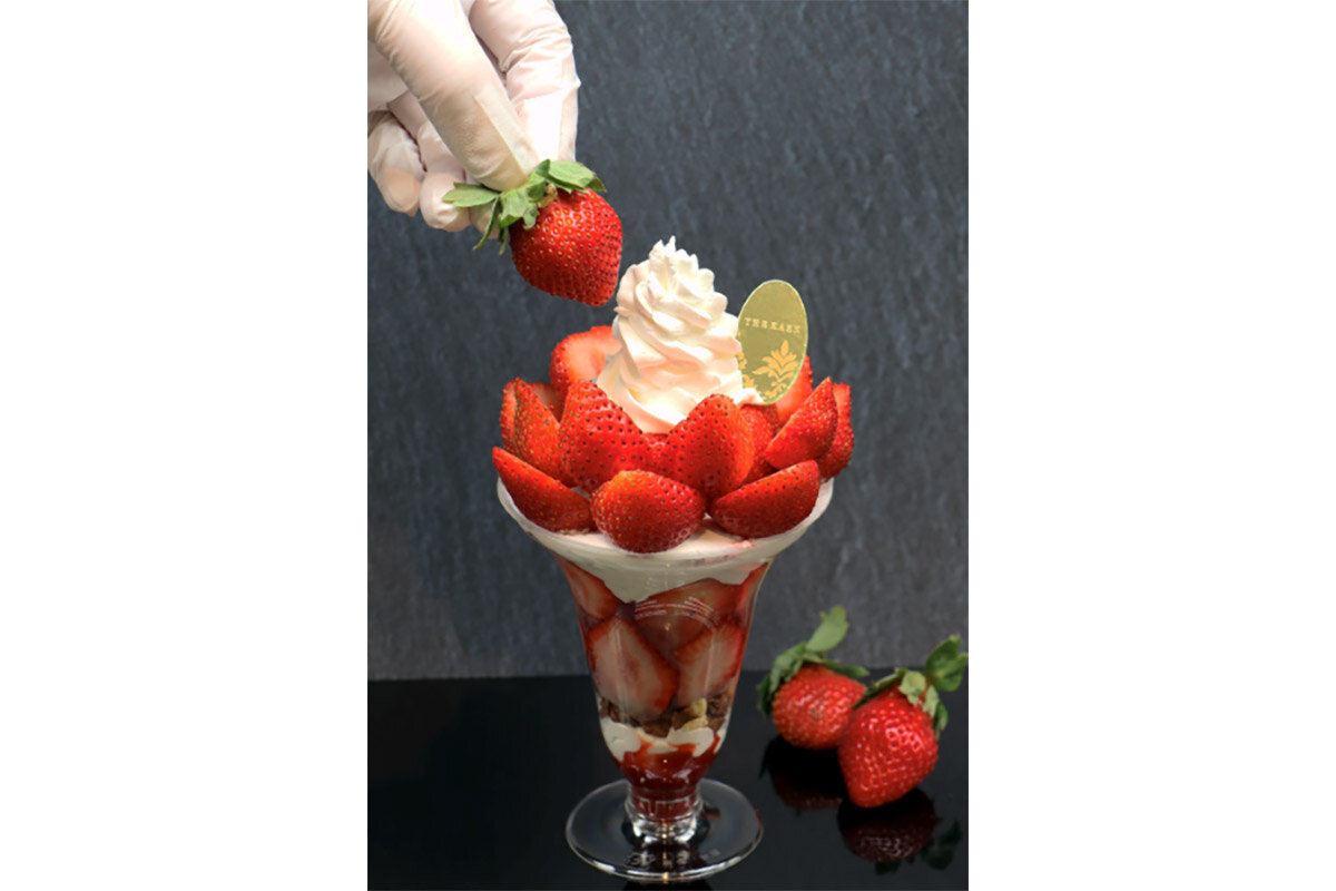 「THE KAEN」の新商品「あまおう苺のワンハンドパフェ」（現在試作中）