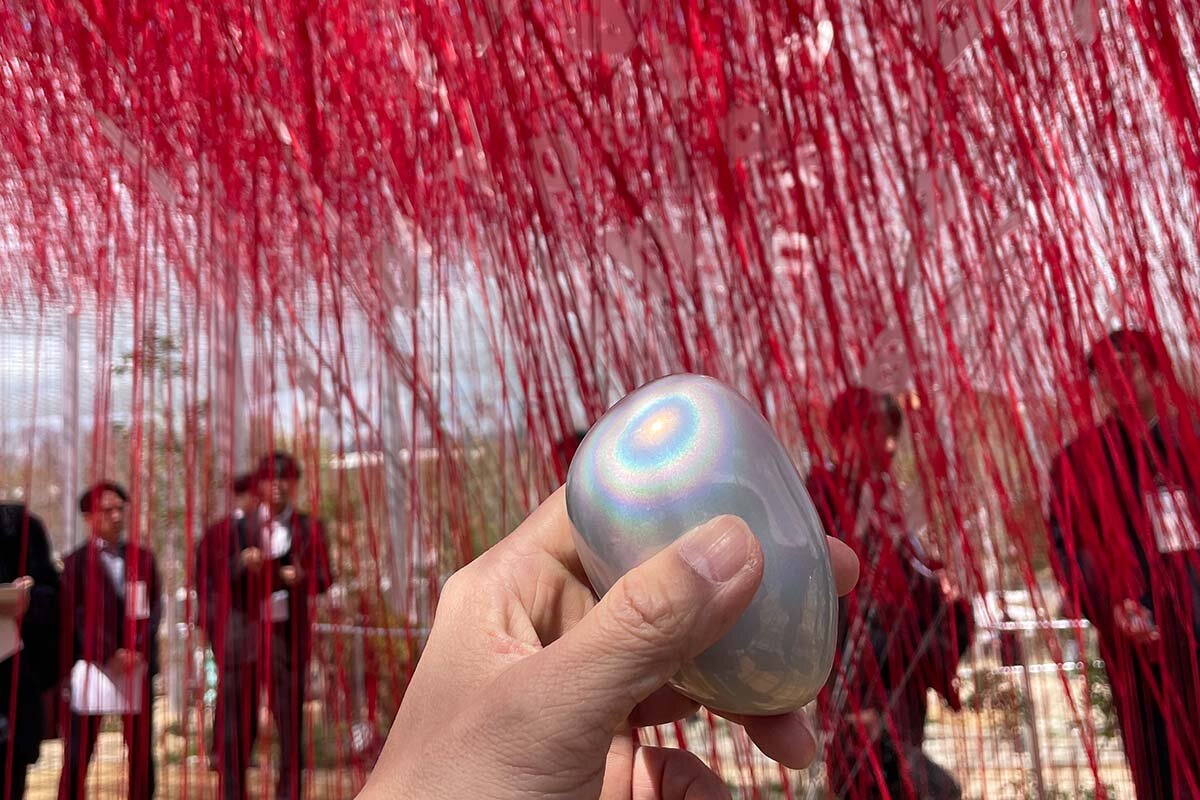 宮田裕章プロデューサーの屋外型パビリオン「Better Co-Being」のふしぎな石ころ echorb（2025年4月3日撮影）