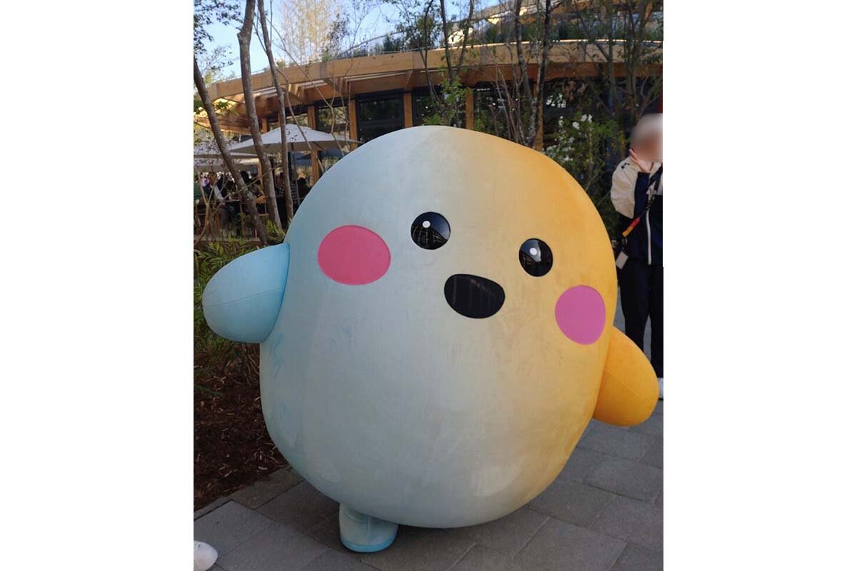 ドイツ館のマスコット「サーキュラーちゃん」型のデバイスも展示（写真は着ぐるみサイズの「サーキュラーちゃん」　2025年5月8日撮影）