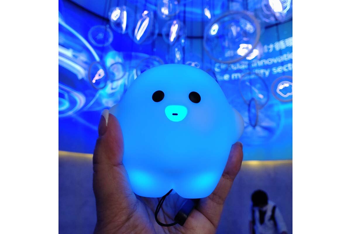 大阪・関西万博「ドイツパビリオン」で人気を集めたサーキュラーちゃん型の端末（2025年4月9日撮影）