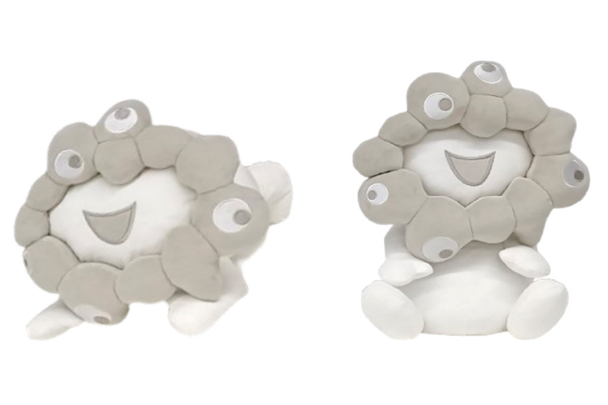 発売が決まった白ミャクミャクのぬいぐるみ（左が這型、右がお手玉風）