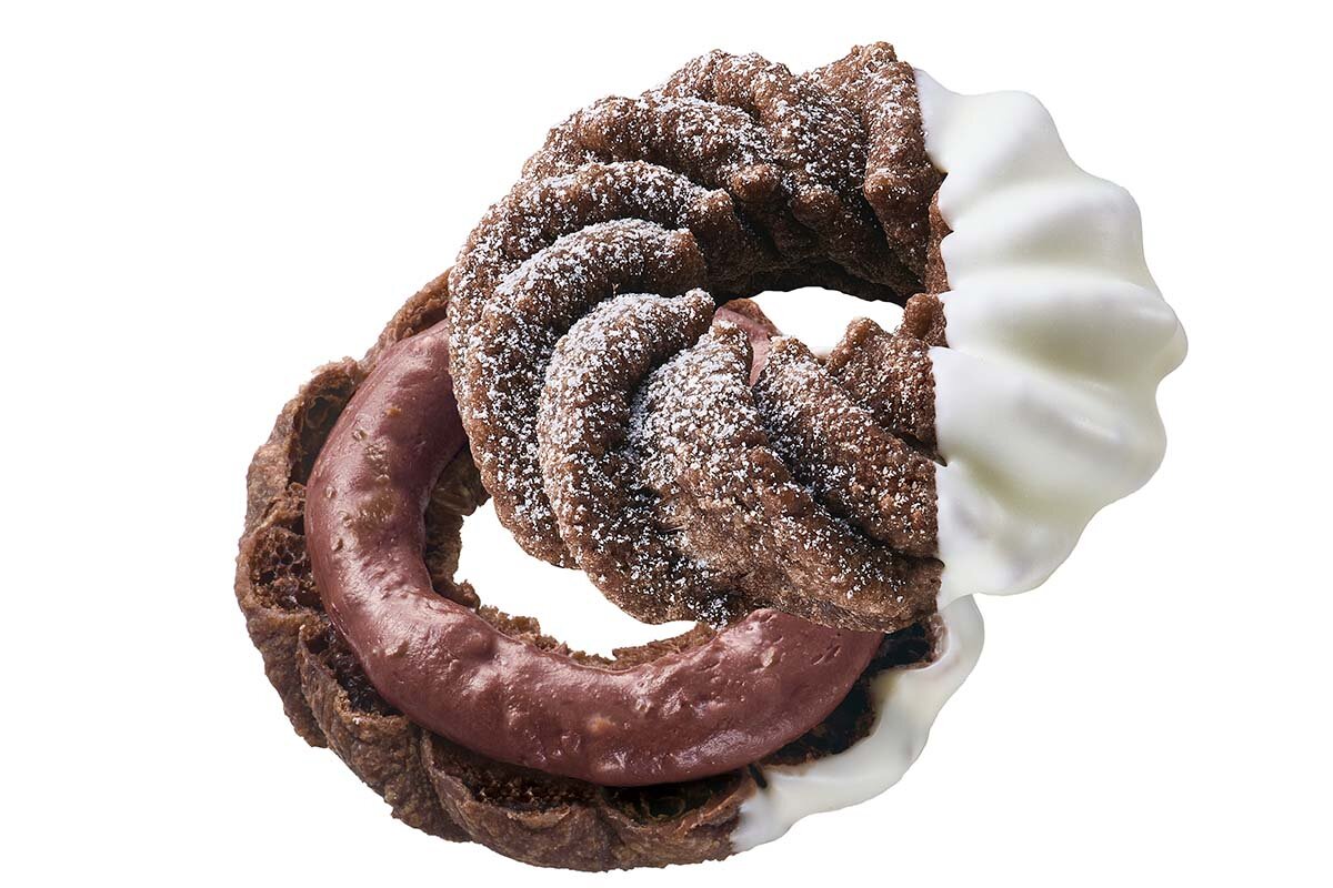 ふわっと軽い生地に、ザクザク食感がアクセントのチョコクリームをサンドしてホワイトチョコでコーティングされた「ザクザクチョコクリームショコラ」（テイクアウト205円 、イートイン209円）