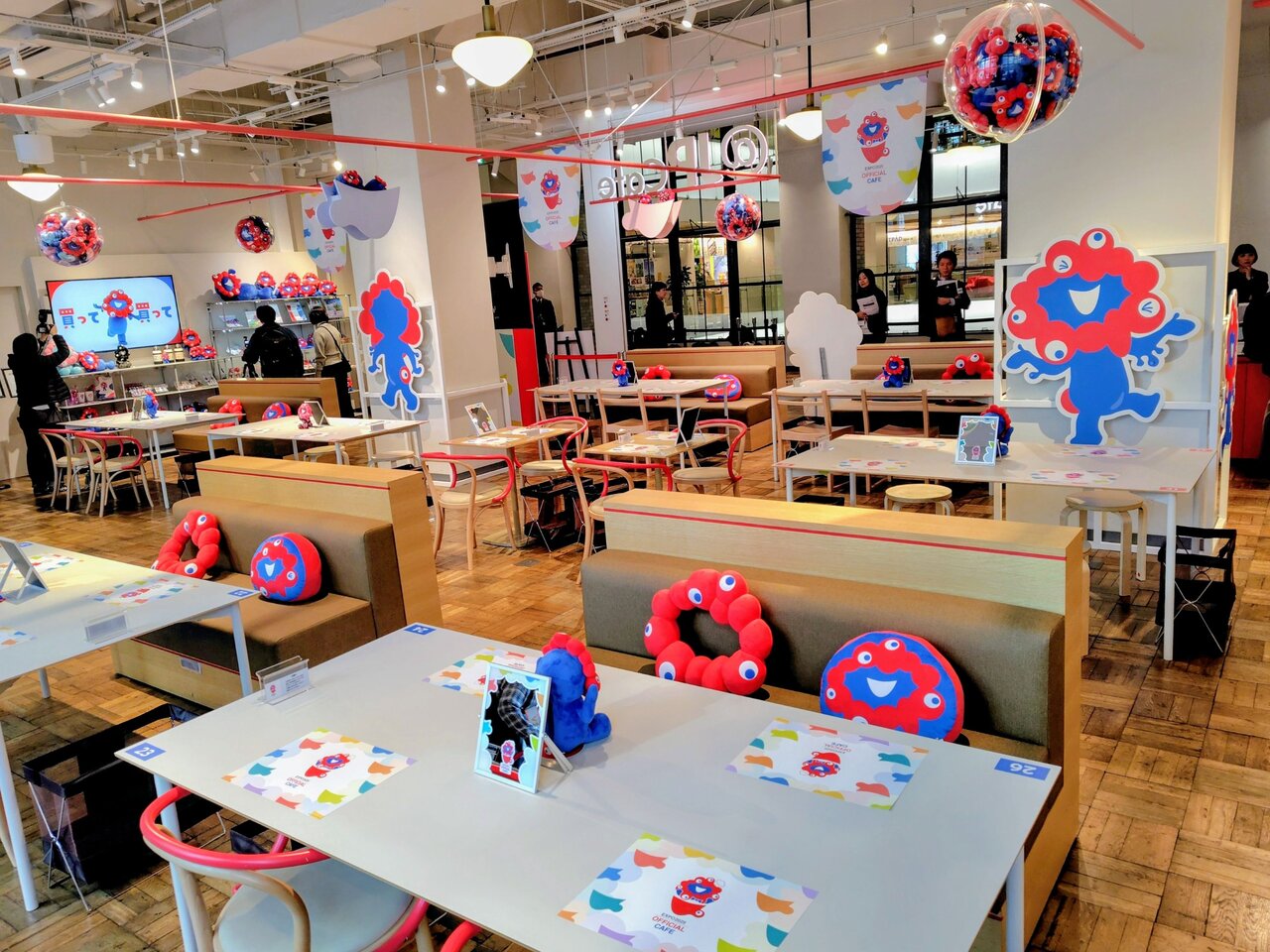 ポップでかわいい「ミャクミャク尽くし」の店内（２月16日、大阪市北区）