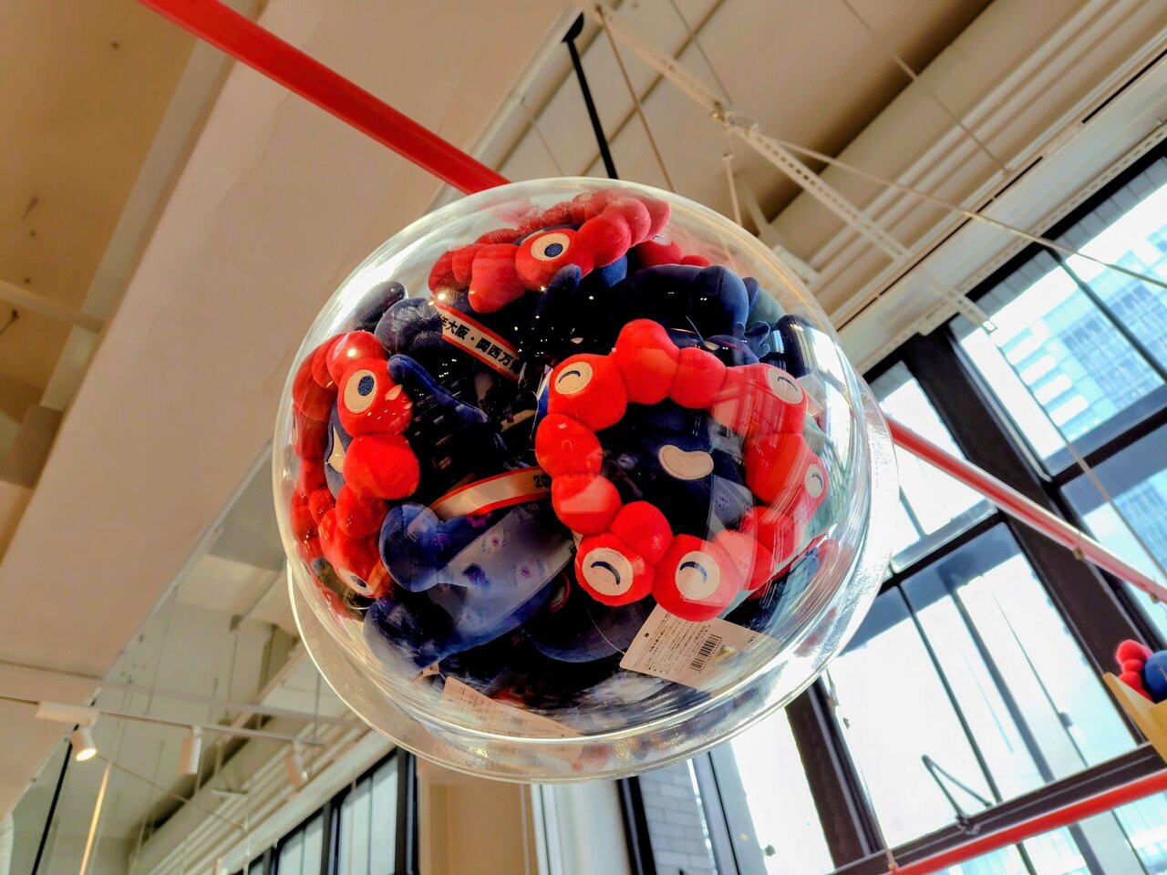 天井には、かわいいミャクミャクの装飾も（２月16日、大阪市北区）