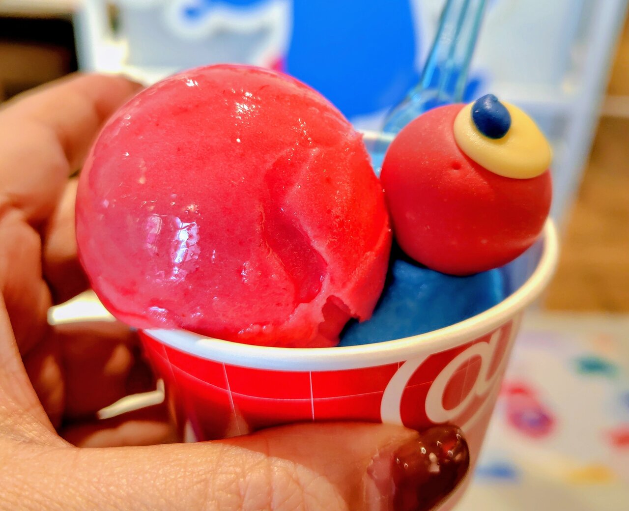 色鮮やかな「ミャクミャクジェラート（ダブル）」（２月16日、大阪市北区）