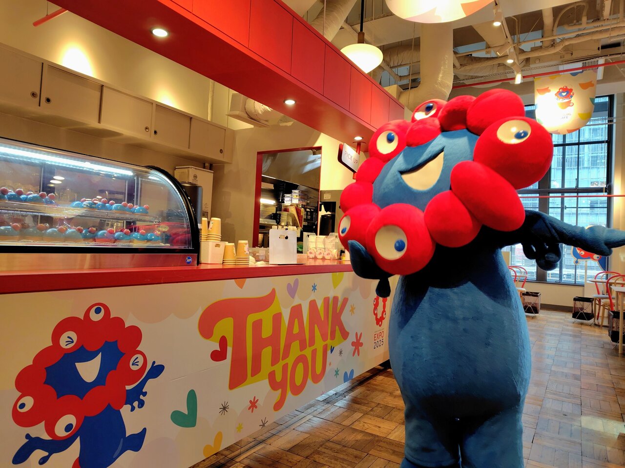 店内を視察するミャクミャク（２月16日、大阪市北区）