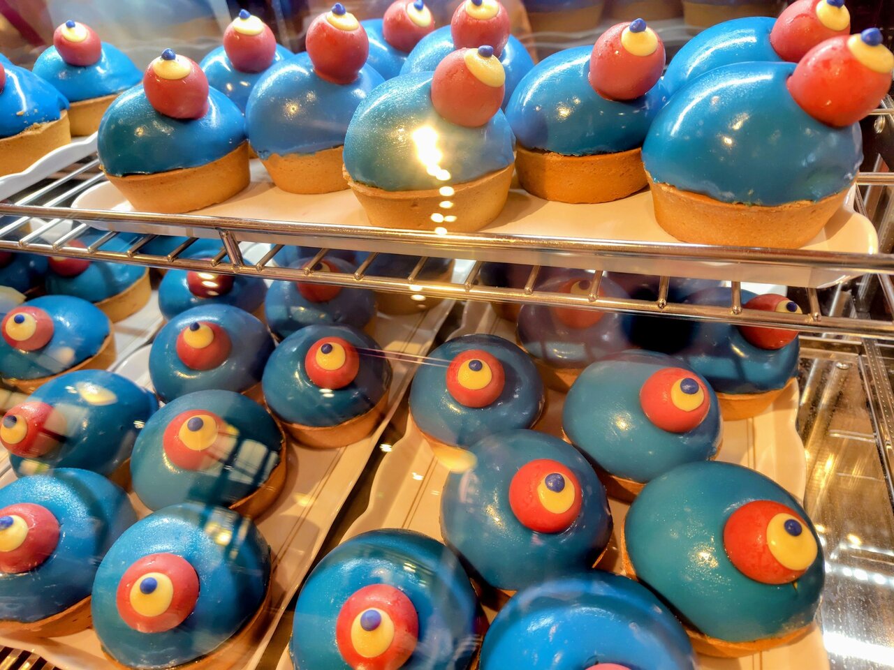 ミャクミャクの目がこちらを見ている……「ミャクミャクのおしりドルチェ」（２月16日、大阪市北区）