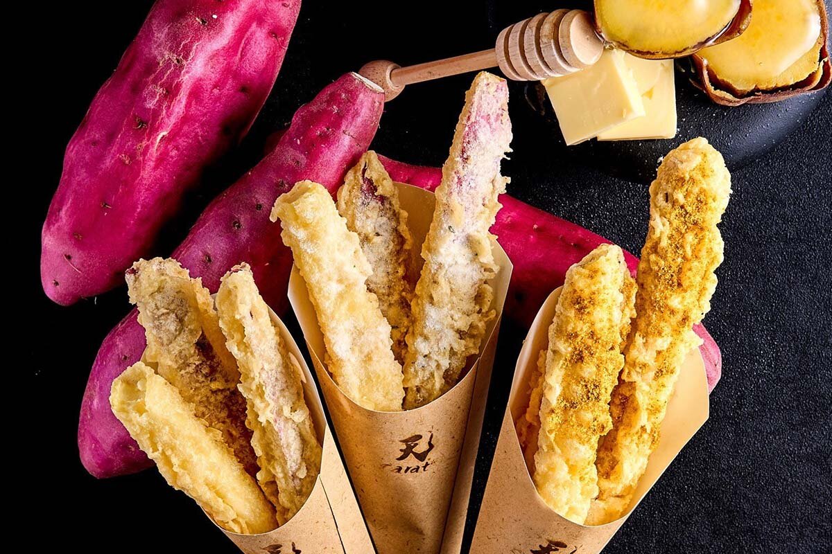 キッチンカーには「やきいも天ぷら」（天carat）などのフードが登場