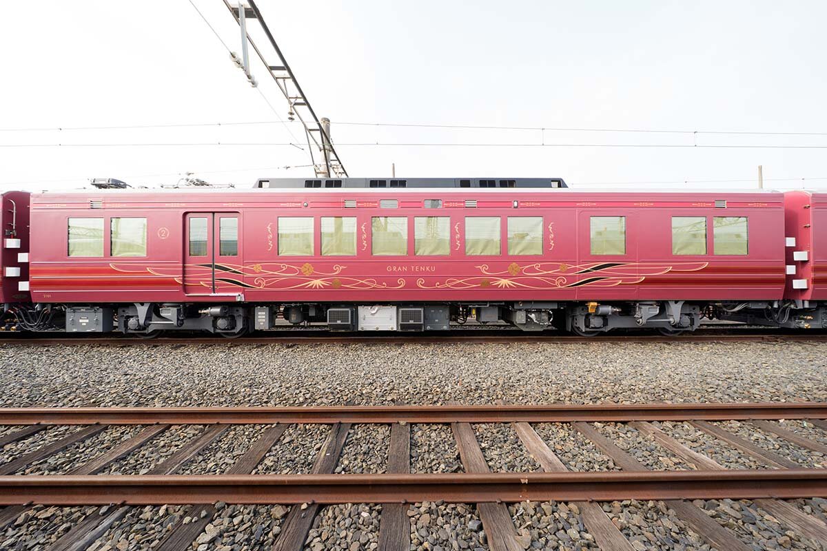 南海電鉄の社章から着想を得たという、優美に羽根を広げるデザインが施された「GRAN 天空」2号車の車両側面