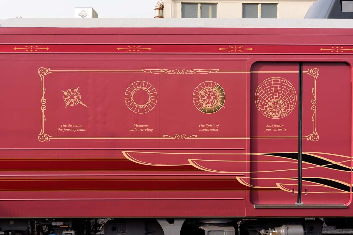 旅の途中で広がる発見や気づきを表現したという、3号車（山側）側面の「キュリオシティマーク」