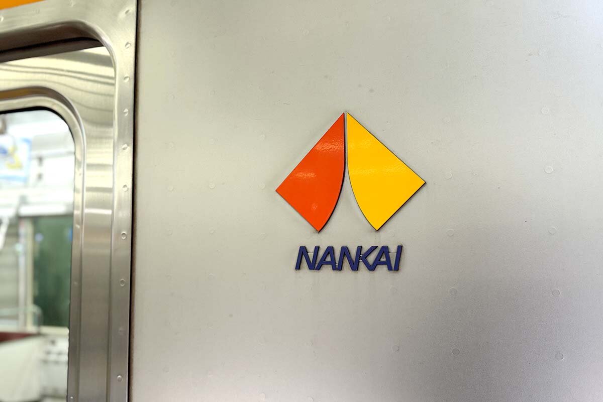 歯車（工業・産業）と翼（飛躍・発展）を組み合わせたデザインの社章をベースに、現在は2つの翼が組み合わさったデザインとなったブランドシンボル