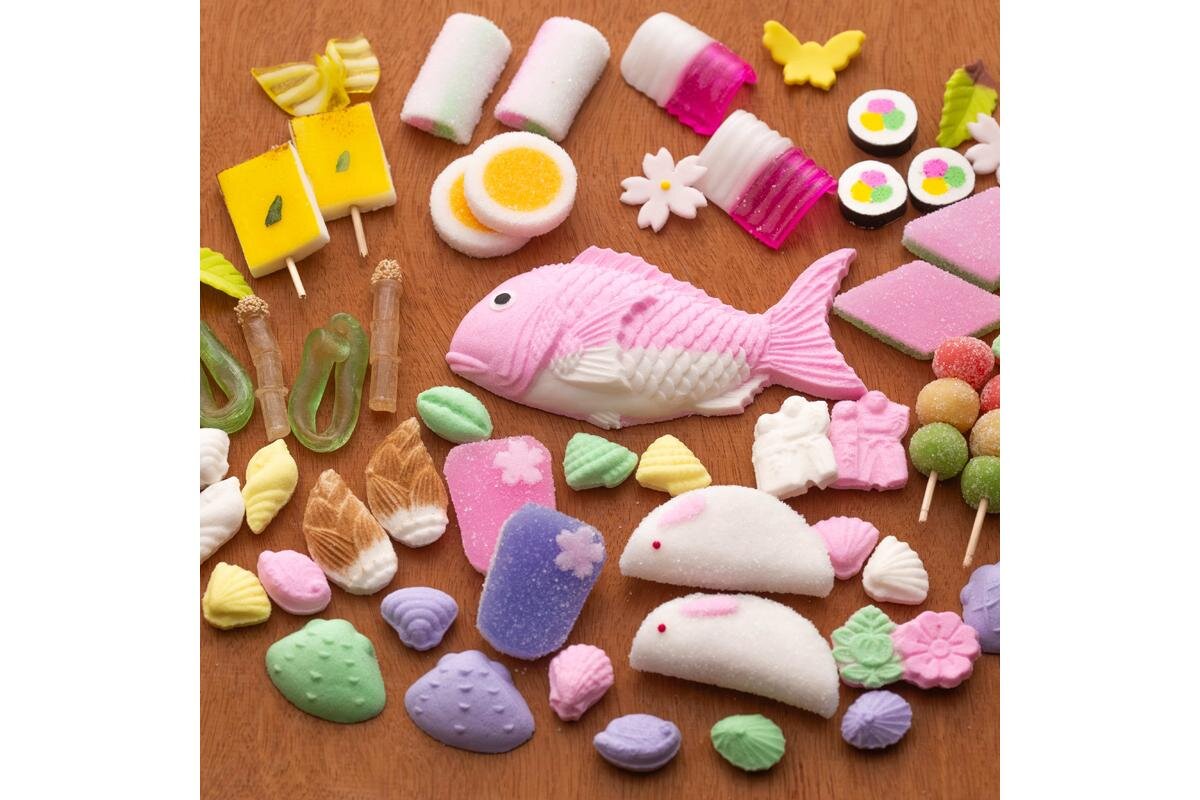 さまざまな味わいのお菓子がたっぷり入った「鍵善良房」（京都市東山区）の「ひな菓子」（4,500円・税込）