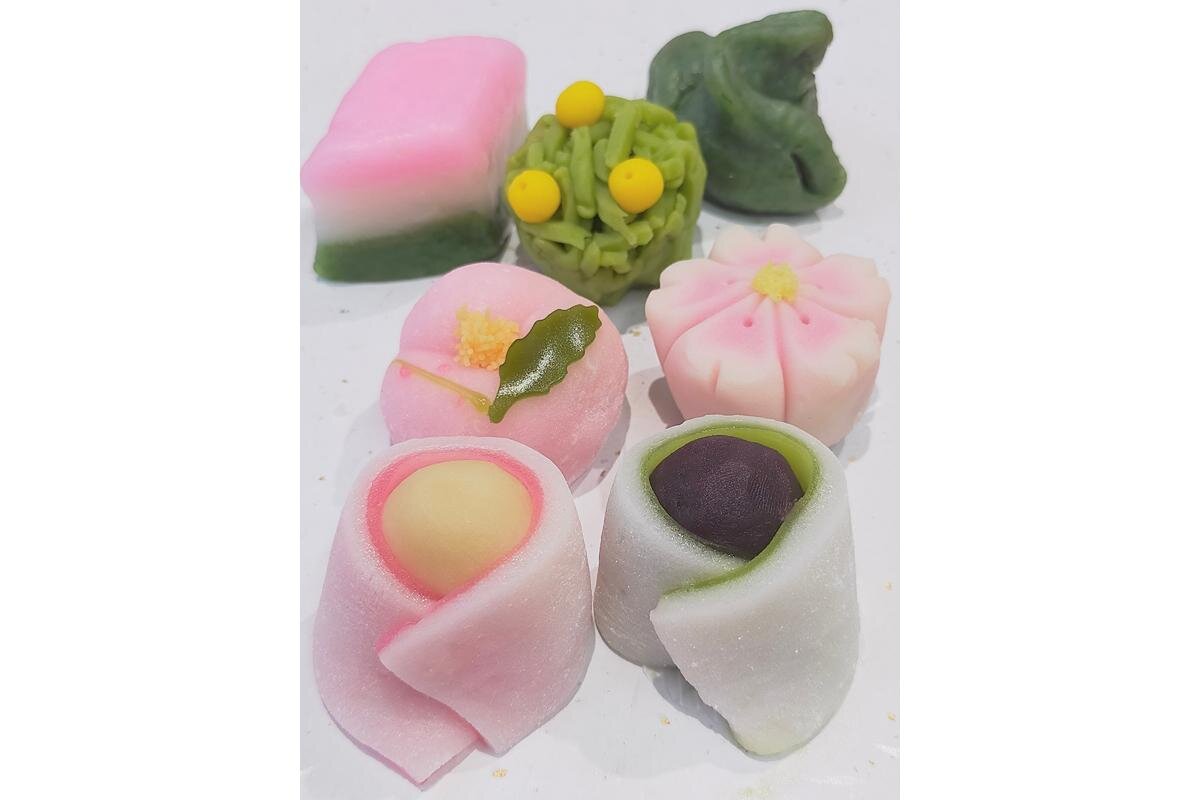 「あおやま菓匠」（兵庫県芦屋市）の「ひな祭り上生菓子」（各350円）、「ひし餅」180円、「草もち」200円（粒餡入り）