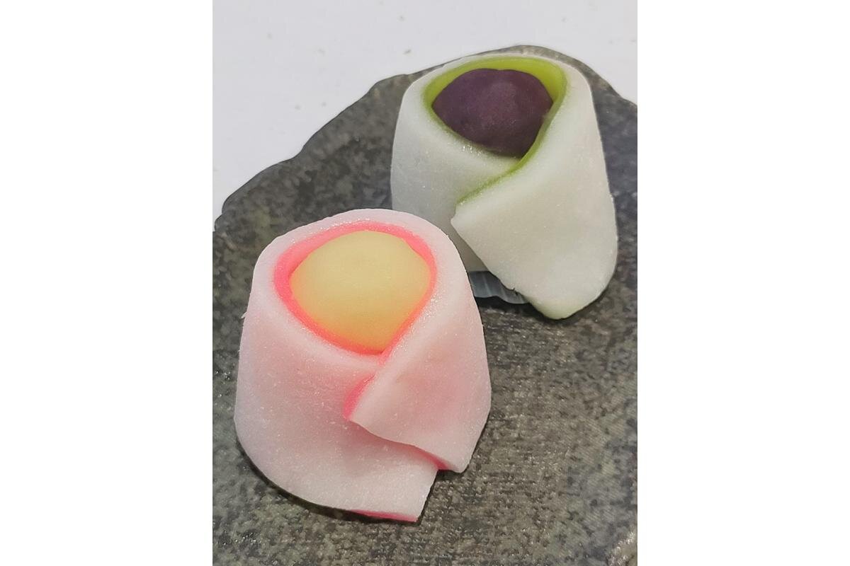 「あおやま菓匠」（兵庫県芦屋市）の上生菓子「ひなまつり」、手前が「女雛」（黄身餡雪平羊羹巻き）、奥が「男雛」（こしあん雪平羊羹巻き）各350円・税込