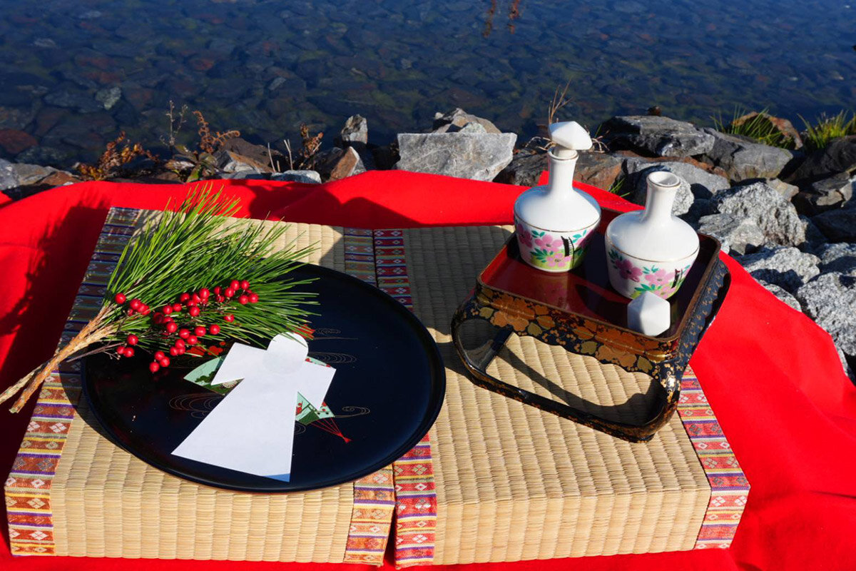 子どもの無病息災を願って川に流す行事「雛（ひな）流し」に使われる「流し雛（びな）」