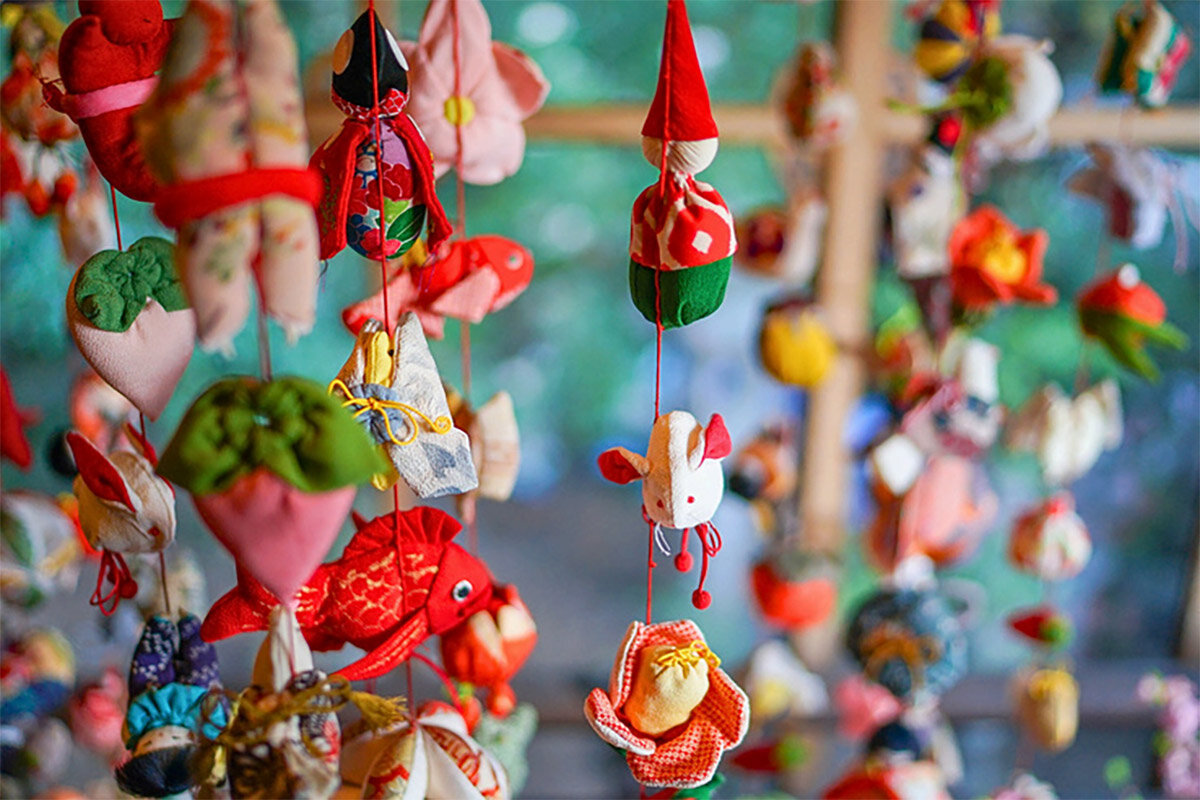 健康や幸せを願って、小さな人形が吊るされたカラフルな「つるし雛（びな）」