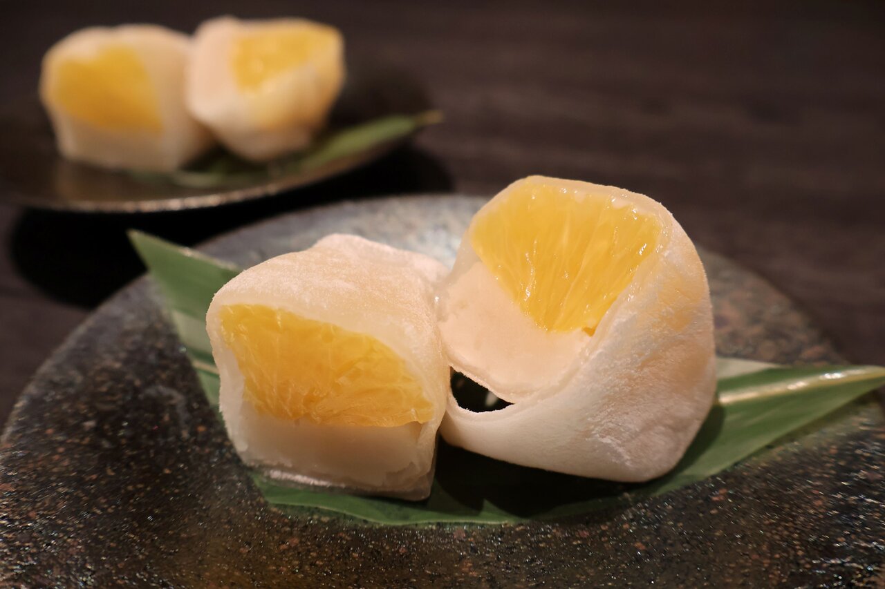 酸味と甘みのバランスが絶妙な「はっさく大福」（大阪市北区、２月16日）