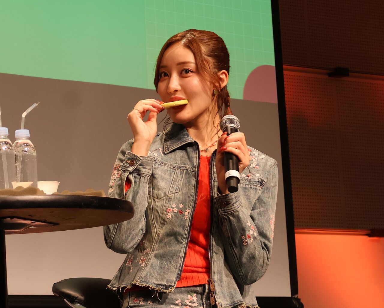 りんごの王林を試食する王林さん（大阪市北区、２月17日）