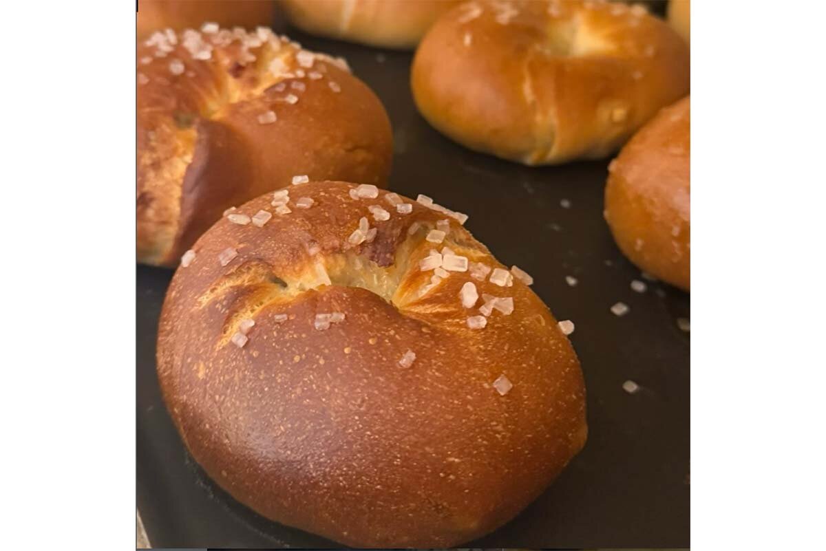 「むぎゅ」にレモンピールを練り込んださわやかな生地で、甘くないクリームチーズを包んで焼き上げて、トップにザラメをあしらった「むぎゅ・レモンピールクリームチーズ」（450円）