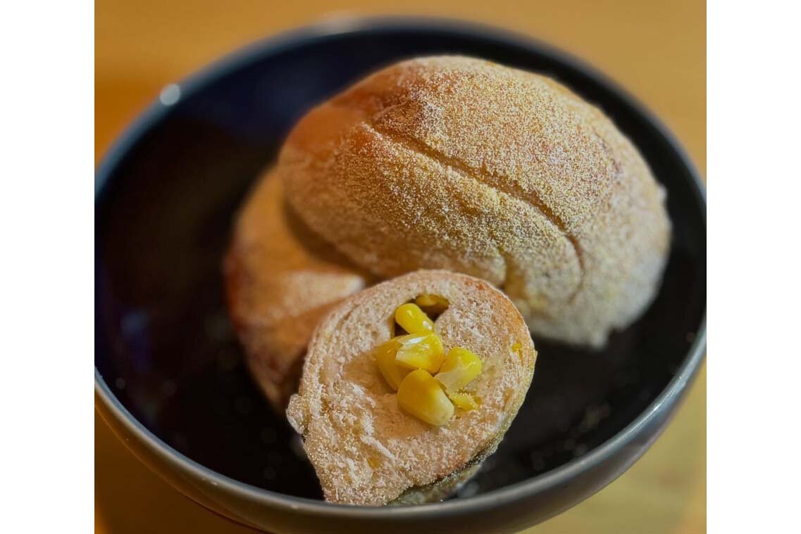 マフィンのようにカットして軽くバターを塗ってトーストし、塩味少し強めのたまごサラダをのせてオープンサンドにするのもオススメという「もち・とうもろこし」（420円）