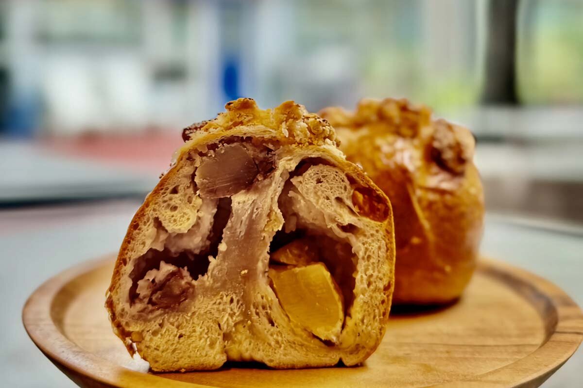 クッキー生地をトッピングに、「ふか」生地と栗との食感の違いも楽しい「ふか・栗たっぷりモンブランクリーム」（490円）