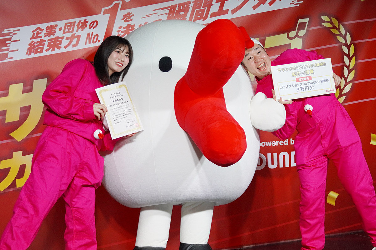 『サウンドロゴカラオケAWARD』で入賞を果たしたチームカンテレ（左から、田中友梨奈アナウンサー、ハチエモン、宣伝部・井上さん、2026年2月18日・都内）