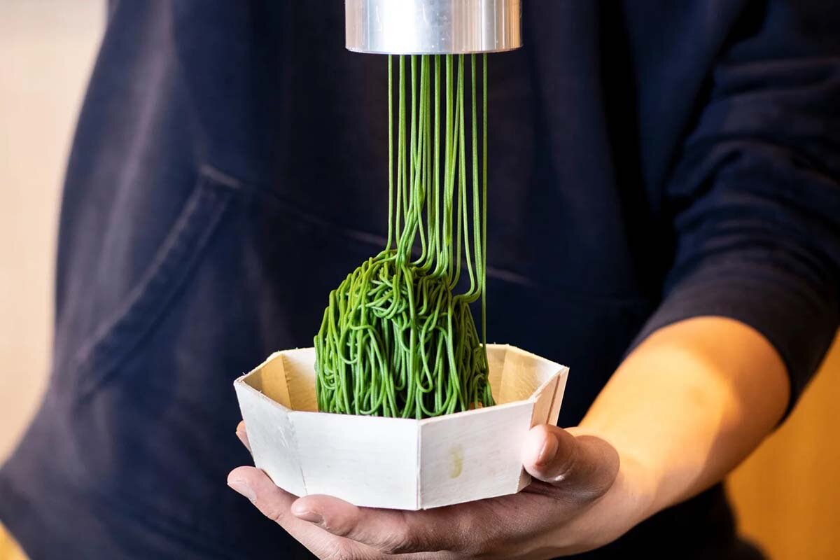 目の前でモンブラン餡を生搾りしてくれる同店の看板メニュー「抹茶モンブラン」（1,000円）